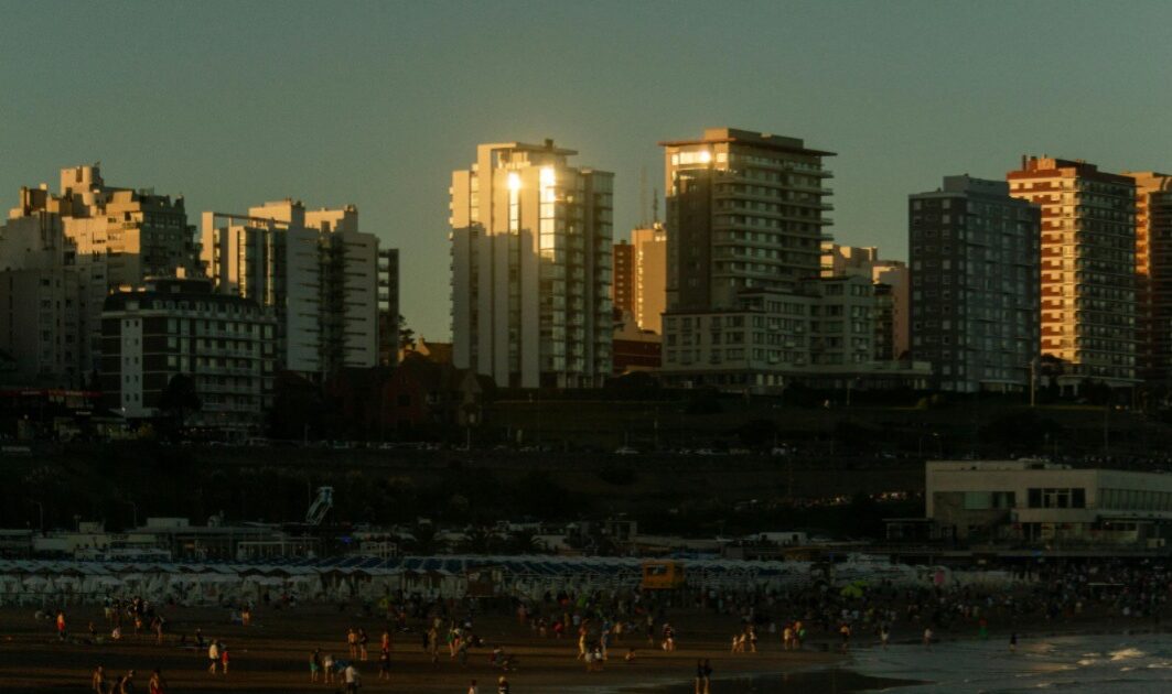 Orla de praia repleta de prédios