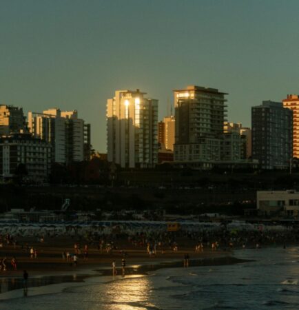 Orla de praia repleta de prédios