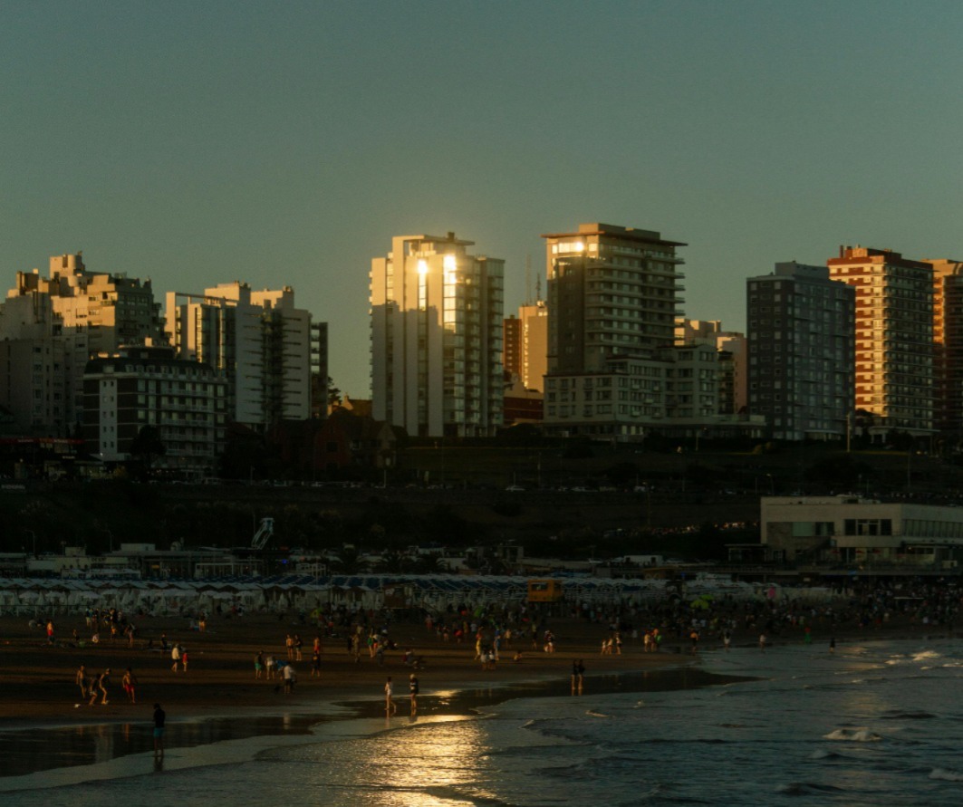 Orla de praia repleta de prédios