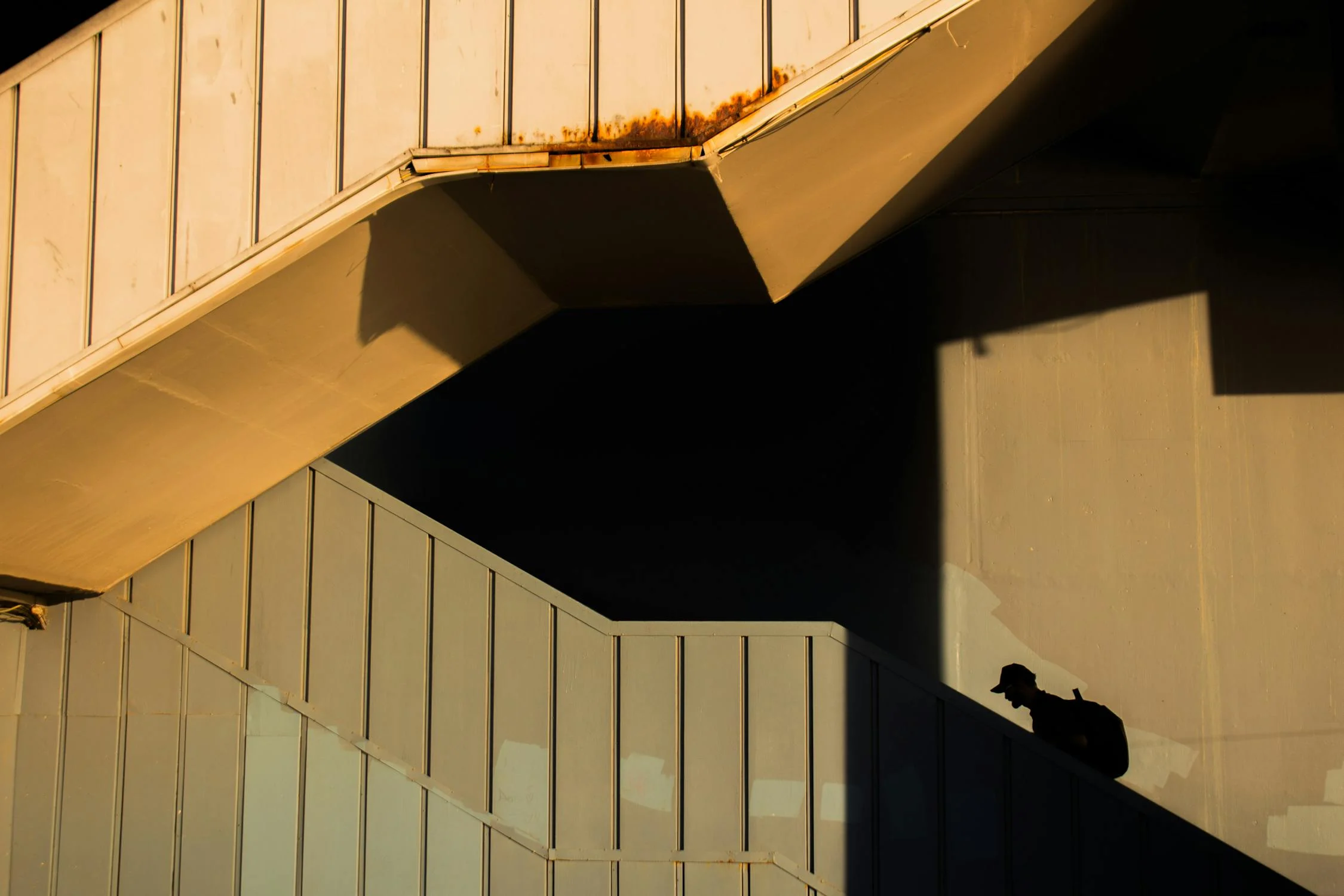 Sombra de operário trabalhando em estrutura de concreto