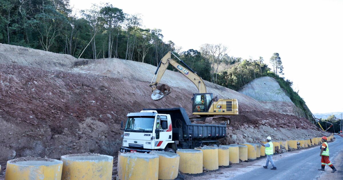 Obra em encosta às margens de uma estrada no Paraná