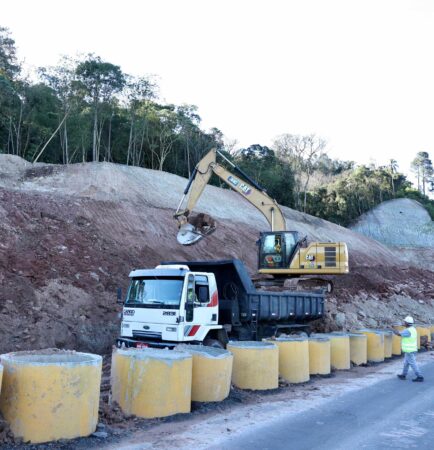 Obra em encosta às margens de uma estrada no Paraná