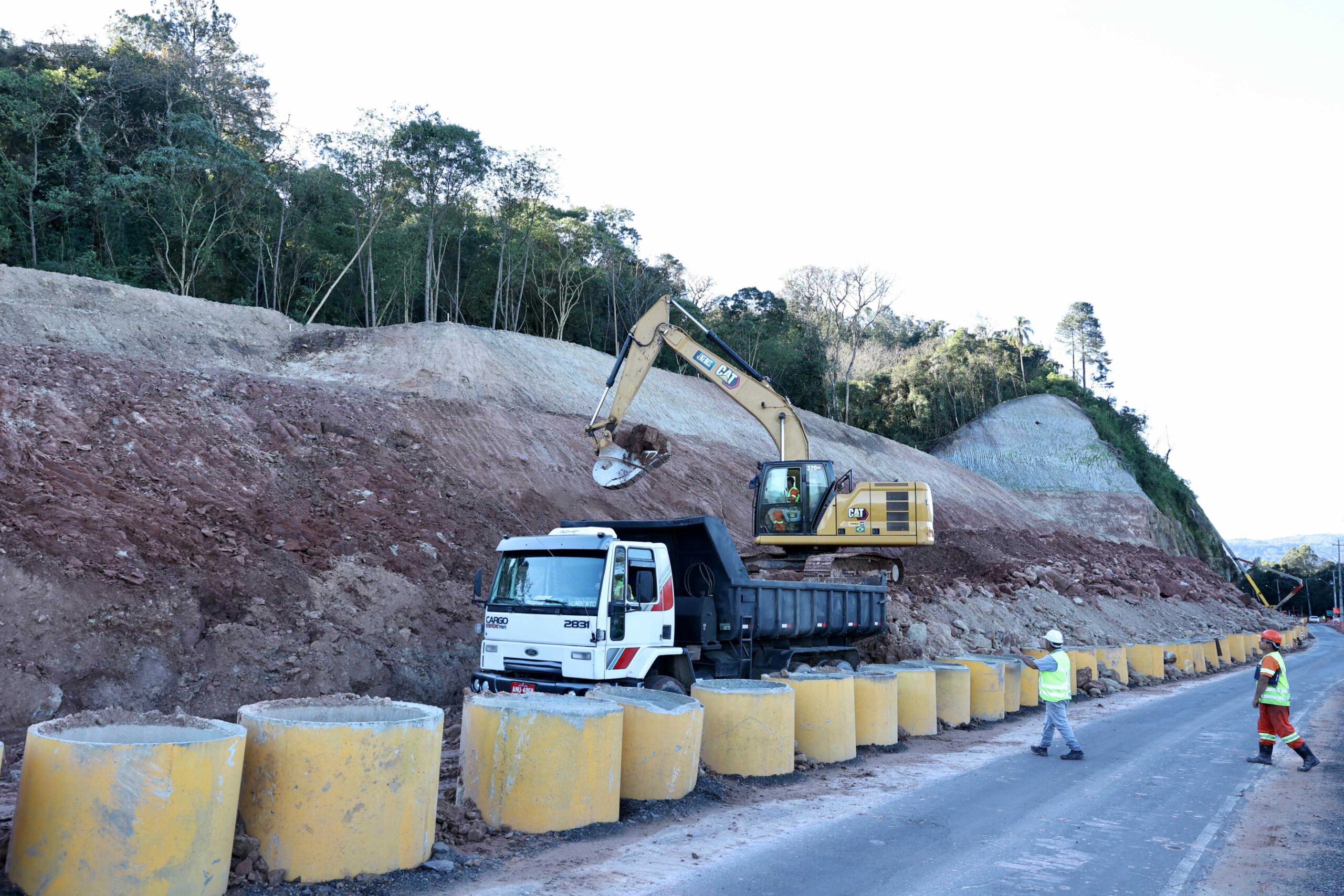 Obra em encosta às margens de uma estrada no Paraná