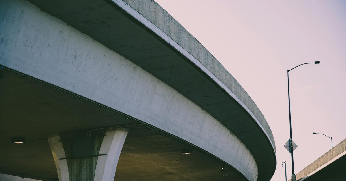 Viaduto de concreto em foto tirada de baixo para cima