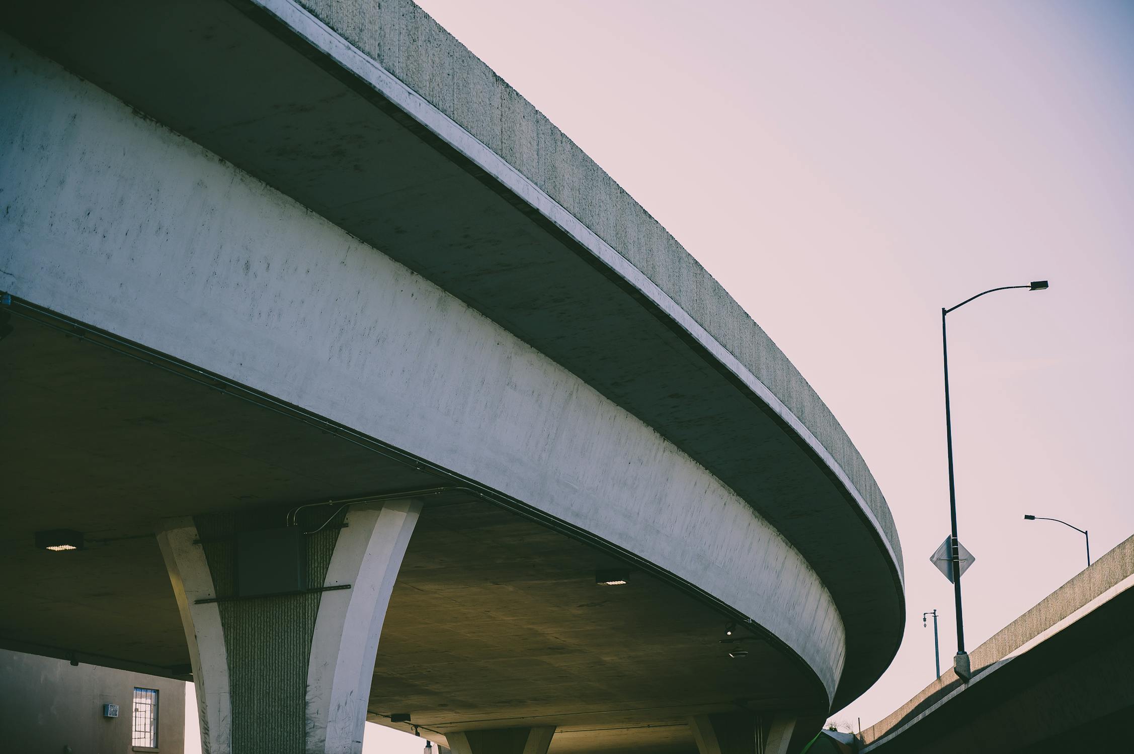 Viaduto de concreto em foto tirada de baixo para cima